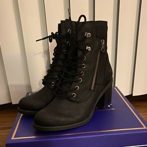 women size 7 boots, booties, ankle boot. Black. lace-up with zipper